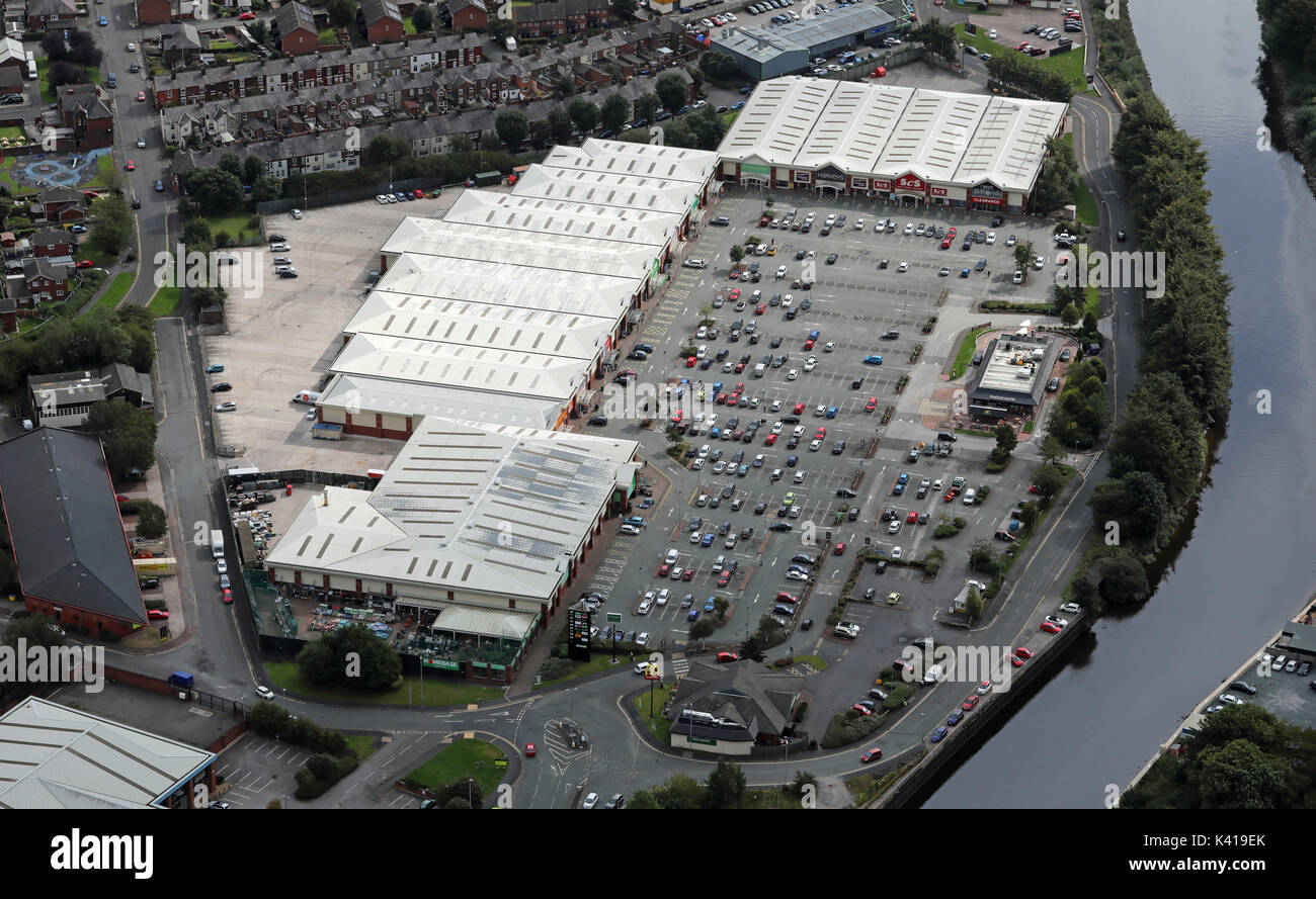Vista aérea de Riverside Retail Park, en Warrington, Cheshire, Reino Unido Foto de stock
