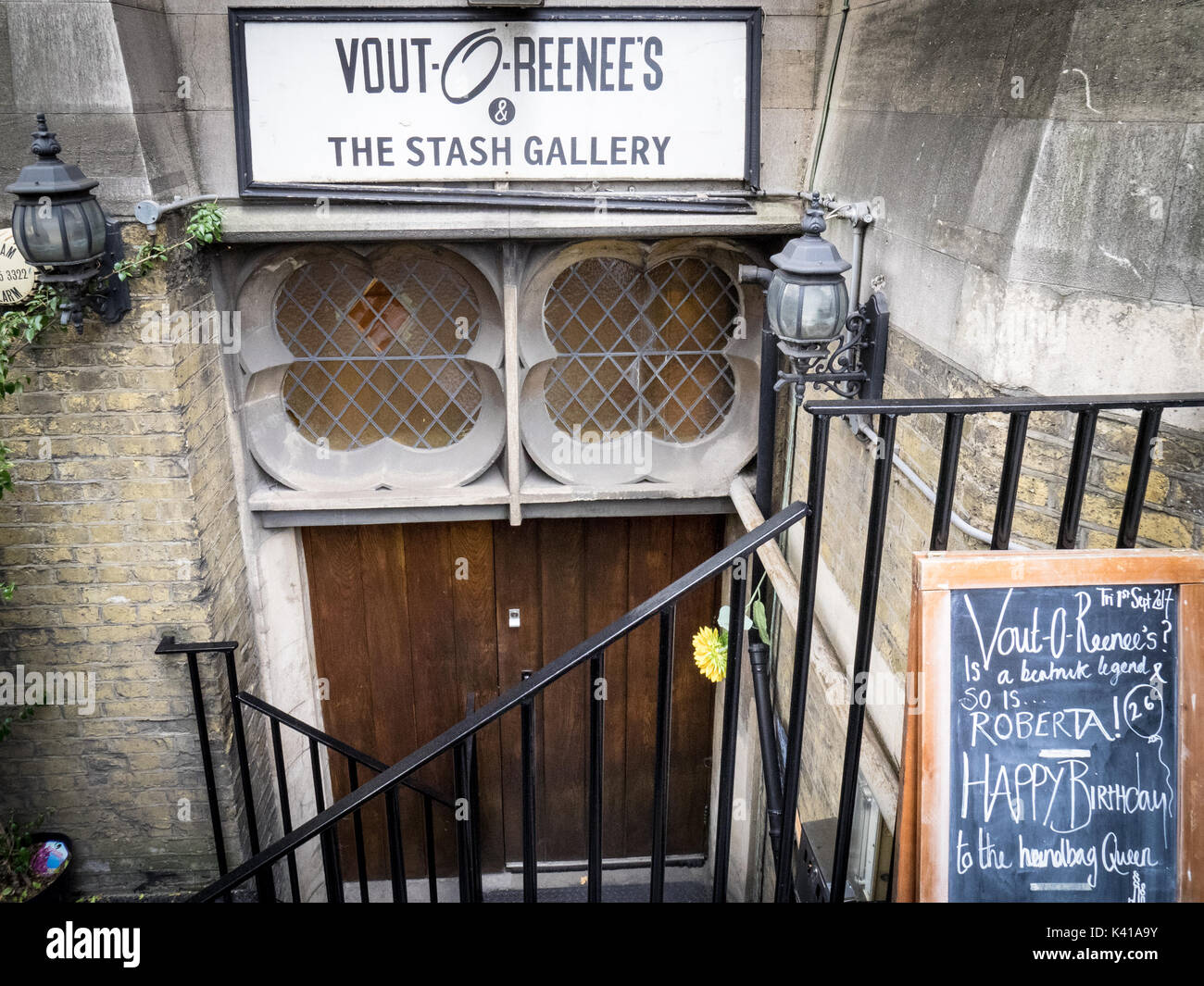 Vout-O-Reenee's - un club de miembros privados surrealistas y galería de arte situada en la cripta, Prescott Street, East London. Foto de stock