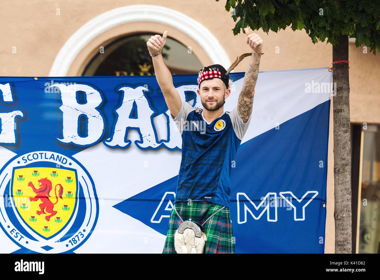 Vilna, Lituania - Septiembre 1, 2017: el joven fan del equipo de fútbol de Escocia en el traje nacional aclamaciones y posando en la calle en Vilnius, Lituania Foto de stock