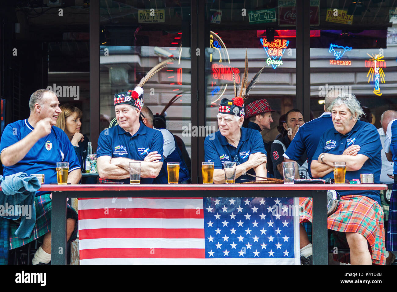 Vilna, Lituania - Septiembre 1, 2017: un grupo de hombres de mediana edad, Escocia, el equipo de fútbol de aficionados en ropa nacional bebiendo cerveza en la calle Vilniu Foto de stock