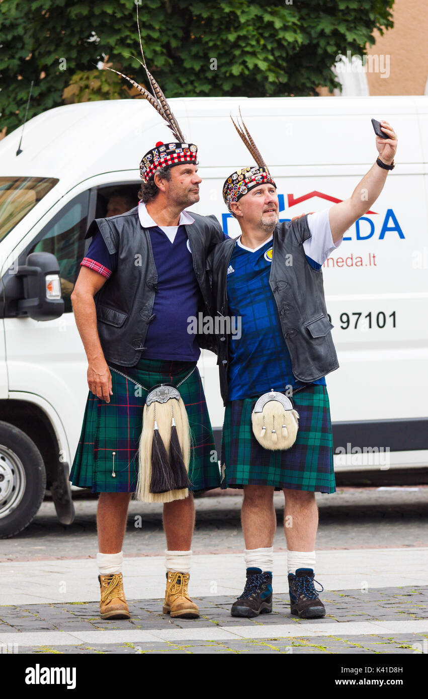 Vilna, Lituania - Septiembre 1, 2017: Dos hombres de mediana edad, Escocia, el equipo de fútbol de aficionados en ropa nacional teniendo un selfie en la calle en Vilnius, Foto de stock