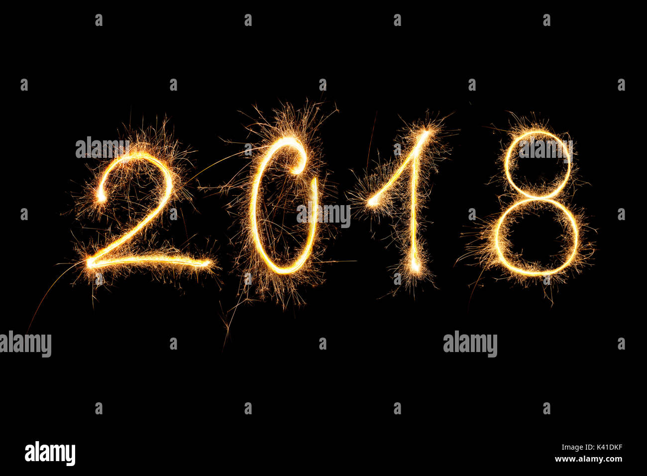 Feliz año nuevo. Dígitos de 2018 realizados desde Fireworks aislado sobre fondo negro. Foto de stock