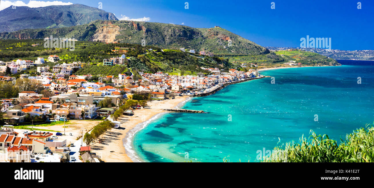 Hermosa isla de Creta. Vista de la bahía de Almyrida con mar turquesa. Griega de vacaciones Foto de stock