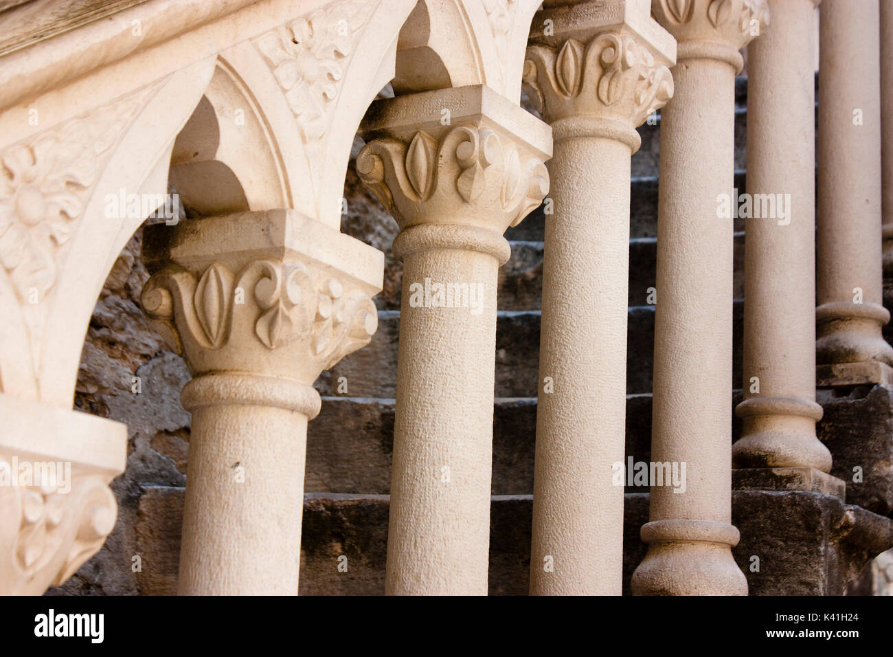 Detalle arquitectónico de un edificio de piedra en el Mediterráneo antiguo la ciudad de Sibenik, Croacia: balaustres columnas talladas en escalera Foto de stock