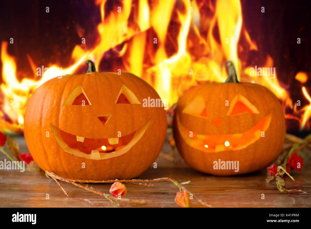 Halloween calabazas talladas en la tabla en el fuego Foto de stock