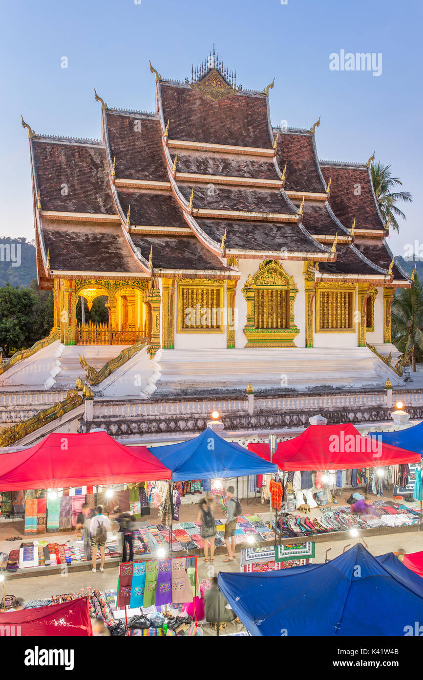El famoso mercado nocturno y Haw Pha Bang templo en Luang Prabang, dentro del complejo del Palacio Real, en Laos Foto de stock