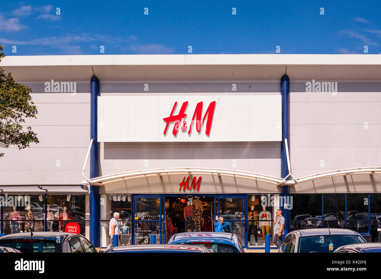 La tienda H&M cerca de la orilla del río en Norwich, Norfolk, Inglaterra,  Gran Bretaña, Reino Unido Fotografía de stock - Alamy