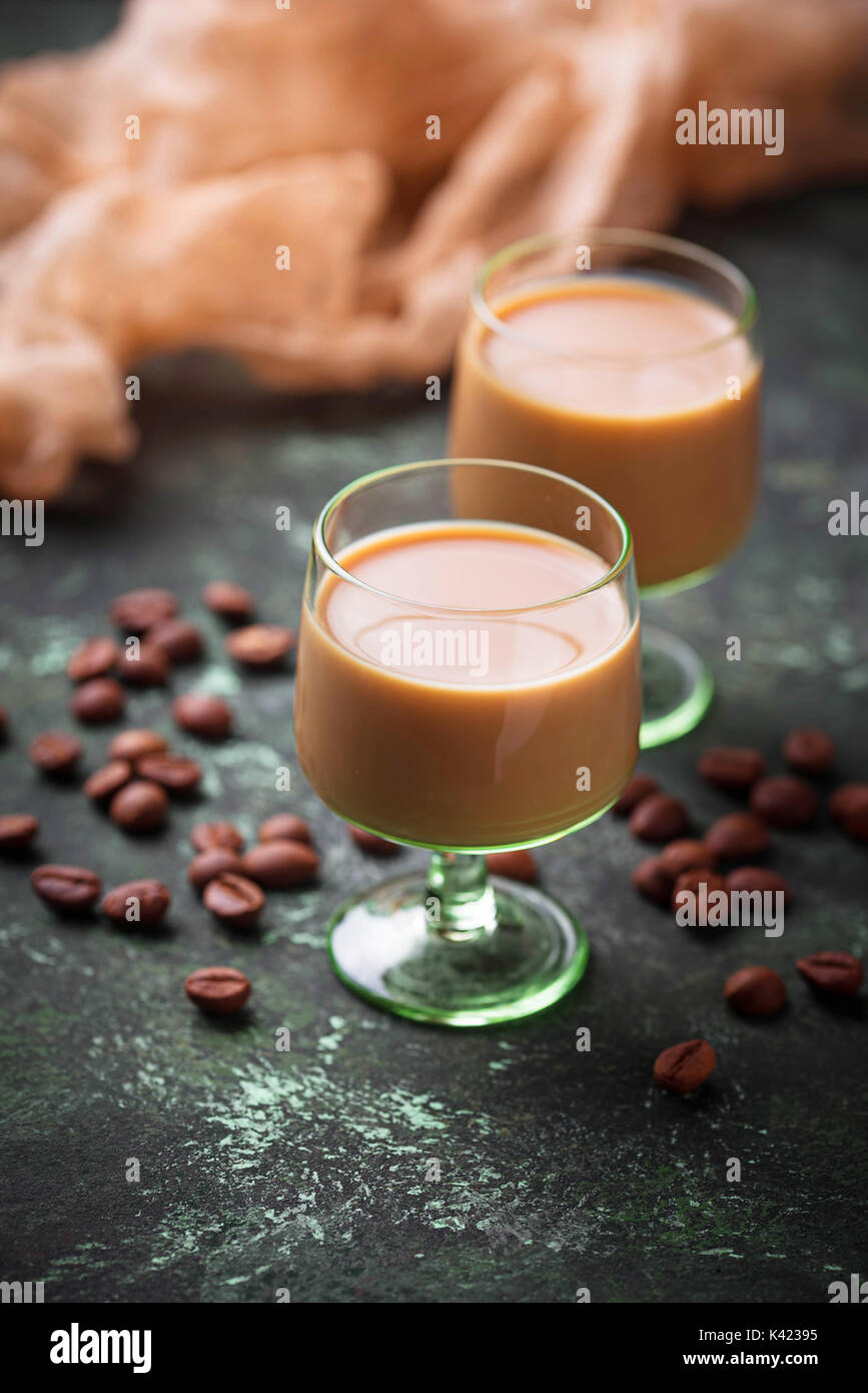 Licor de crema irlandesa y granos de café. Foto de stock