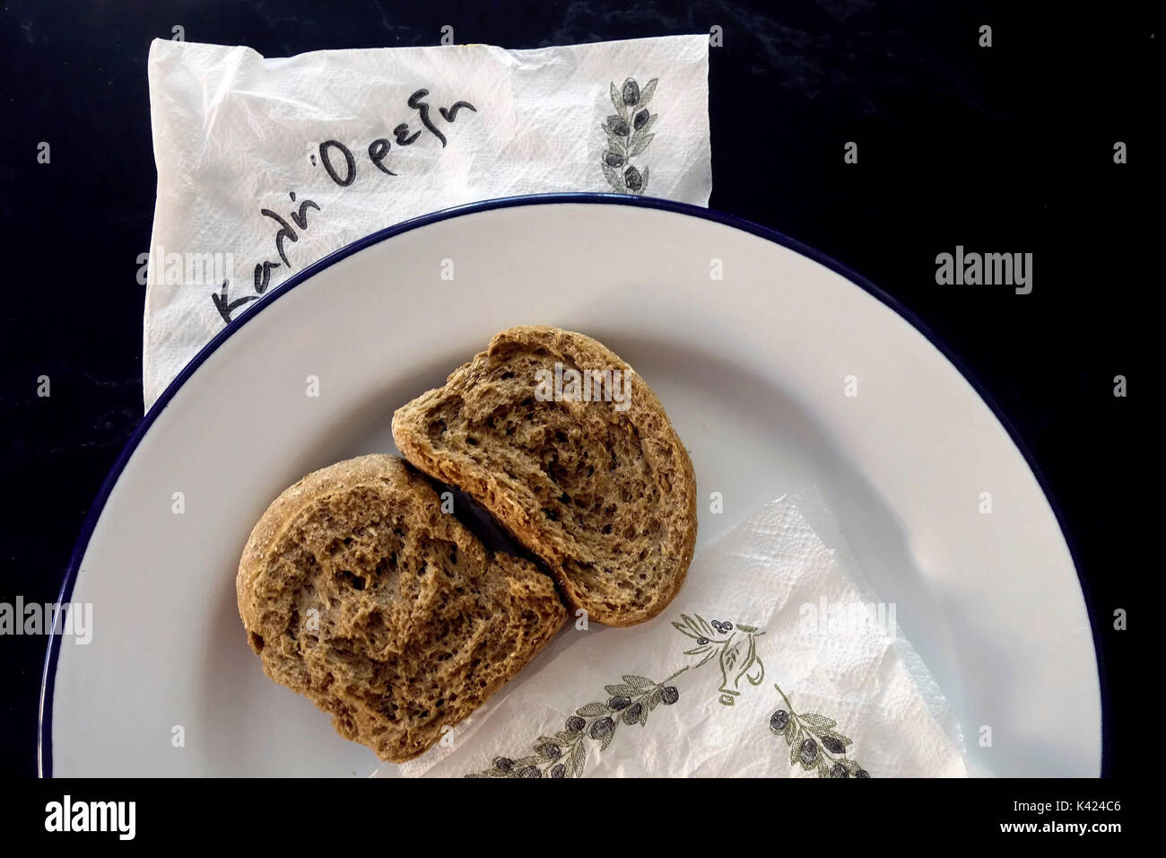 Pequeñas galletas de cebada - Paximadia cretense Fotografía de stock - Alamy