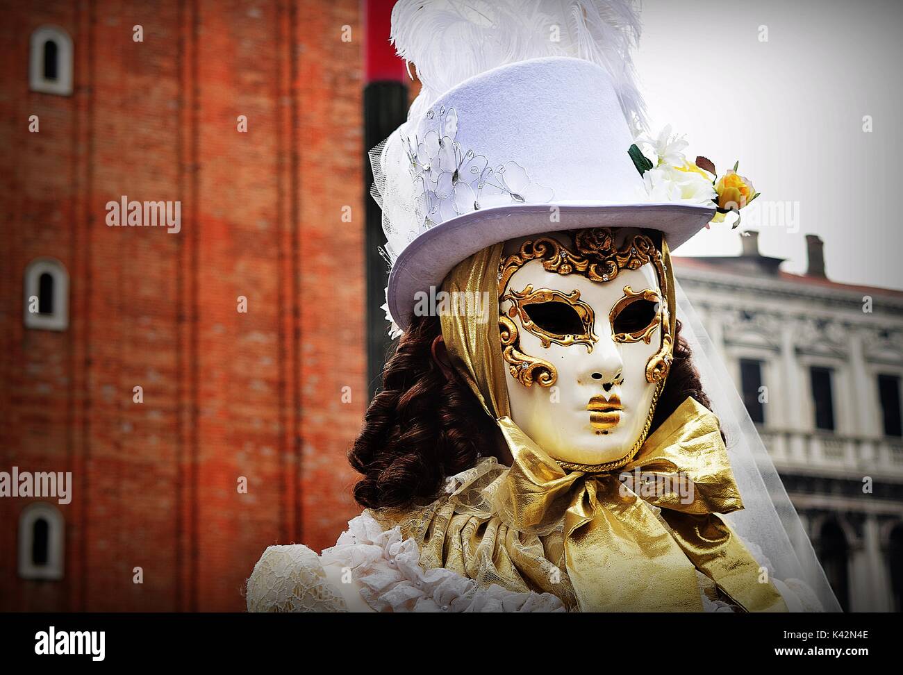 Una máscara dorada veneciana masquerade en traje tradicional en el Carnaval  de Venecia Fotografía de stock - Alamy