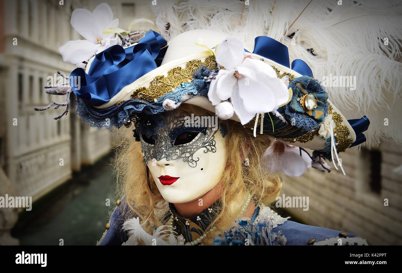 Una persona en el hermoso traje con sombrero de flores en una mascarada  durante el Carnaval de Venecia Fotografía de stock - Alamy