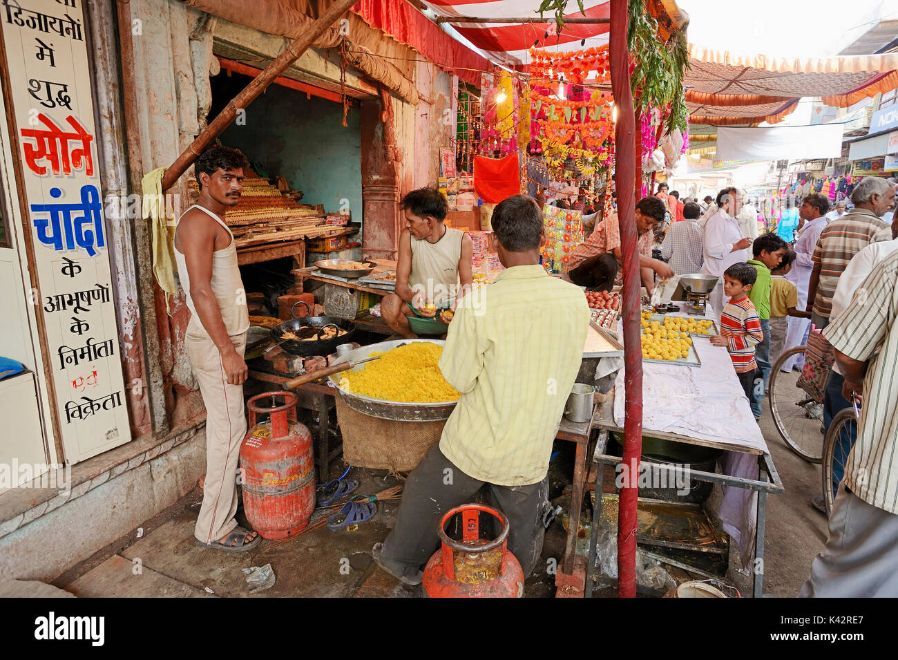 Los hombres producen dulces durante el festival de Diwali, Bharatpur, Rajasthan, India | Maenner bei der Herstellung von Suessigkeiten beim Lichterfest Diwali Foto de stock