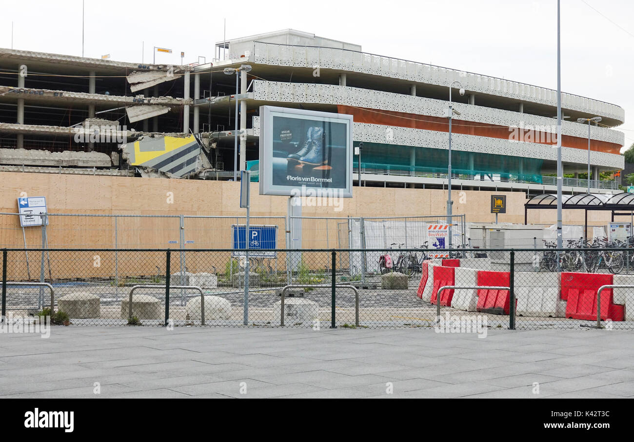 Eindhoven, mayo de 2017, el garaje de estacionamiento del aeropuerto colapsó, semanas antes de la apertura. Eindhoven, Brabante Septentrional, Holanda. Foto de stock