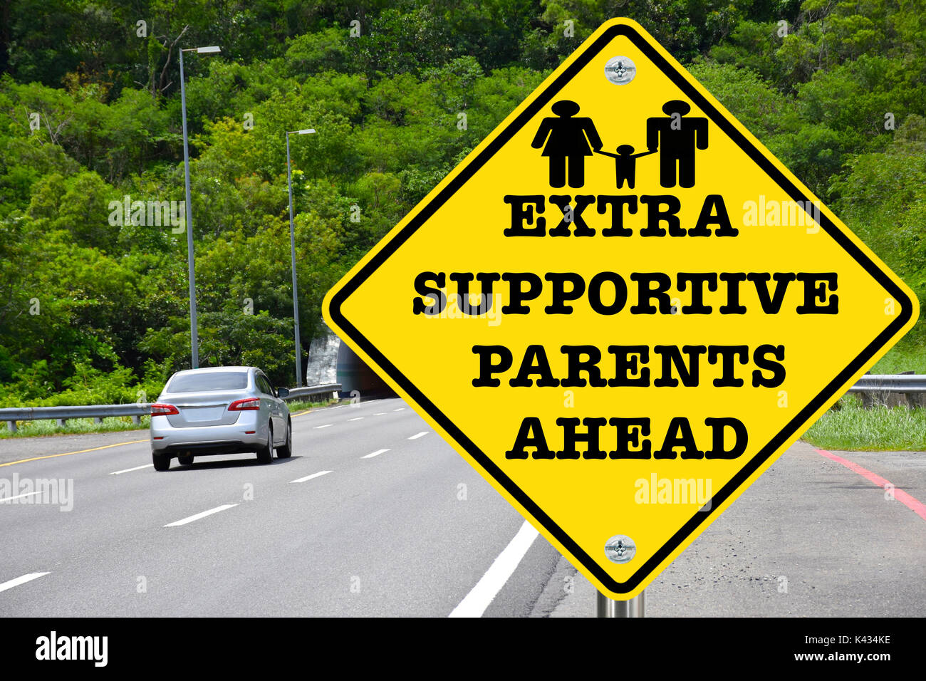 Los padres de apoyo extra por delante, señales de advertencia amarillo Foto de stock