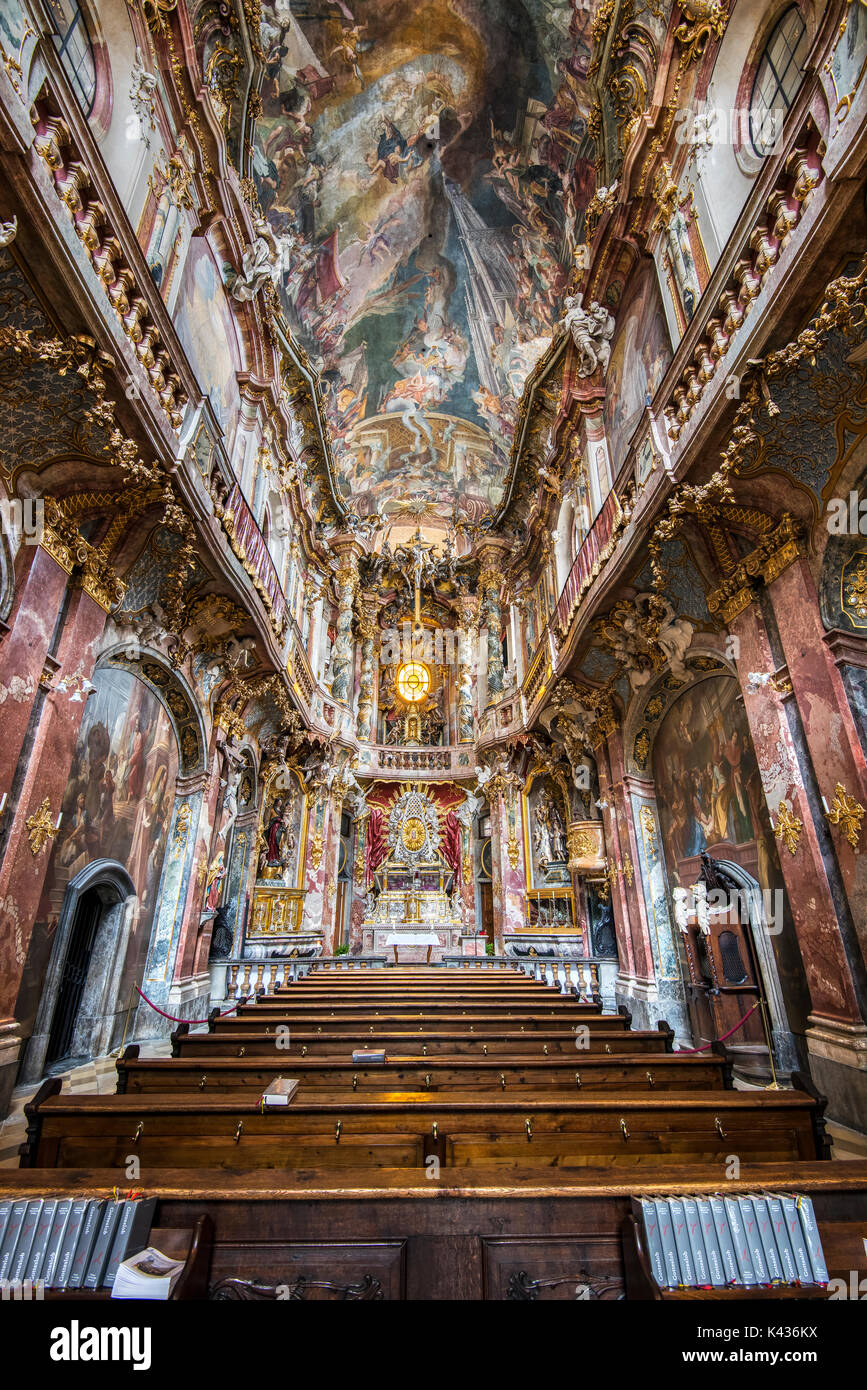 Vista interior de la iglesia Asamkirche o Asam, Munich, Baviera, Alemania Foto de stock