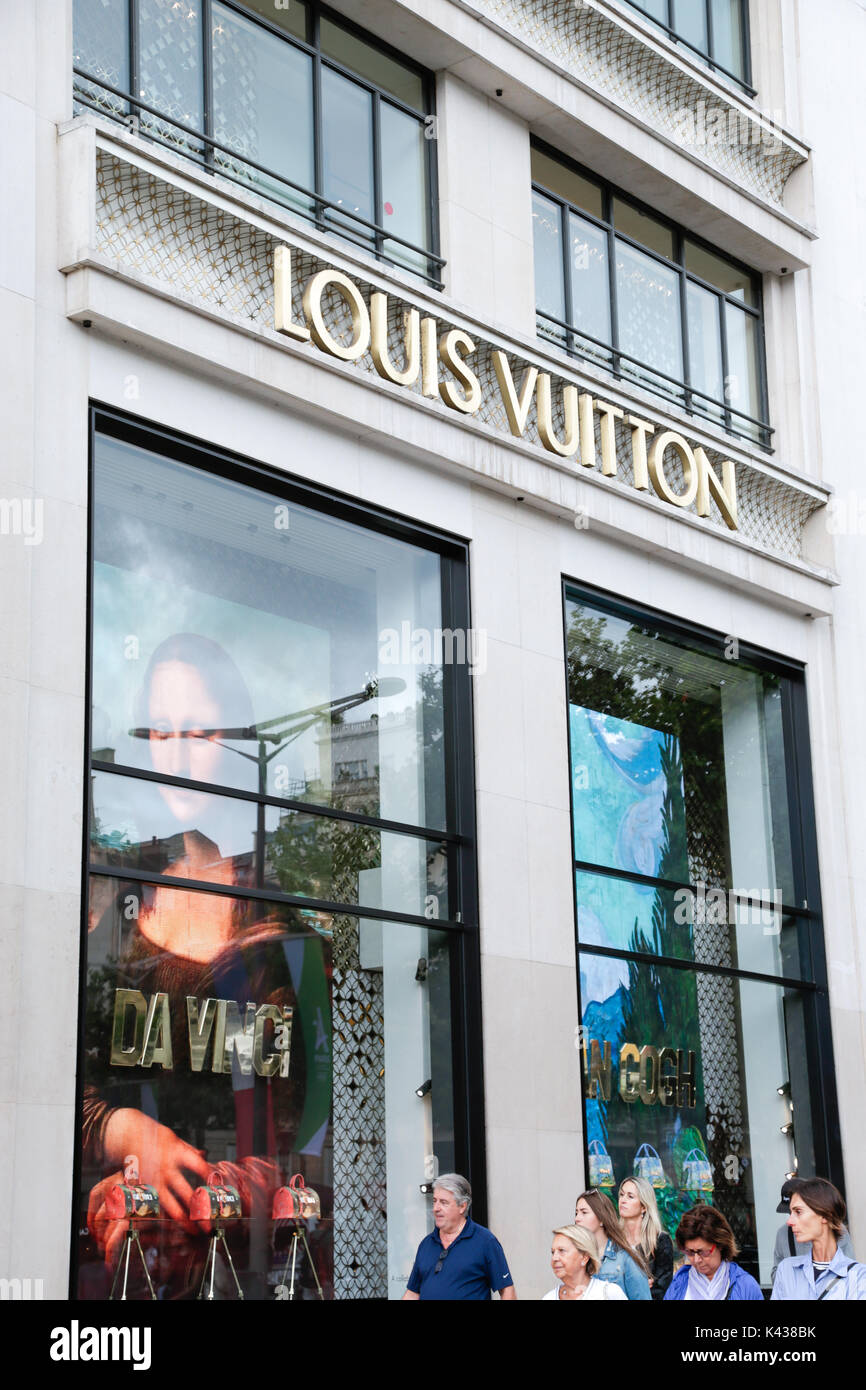 París, Francia, vestidos de lujo en la pantalla, dentro de la marca de moda  Tienda, LVMH, 'Louis Vuitton' Fotografía de stock - Alamy