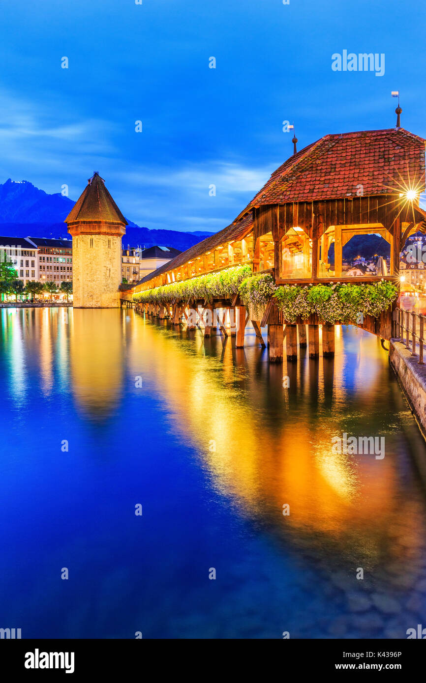Lucerna, Suiza. Centro histórico de la ciudad, con su famoso Puente de la capilla y el Mt. Pilatus en el fondo. (Vierwaldstattersee) Foto de stock