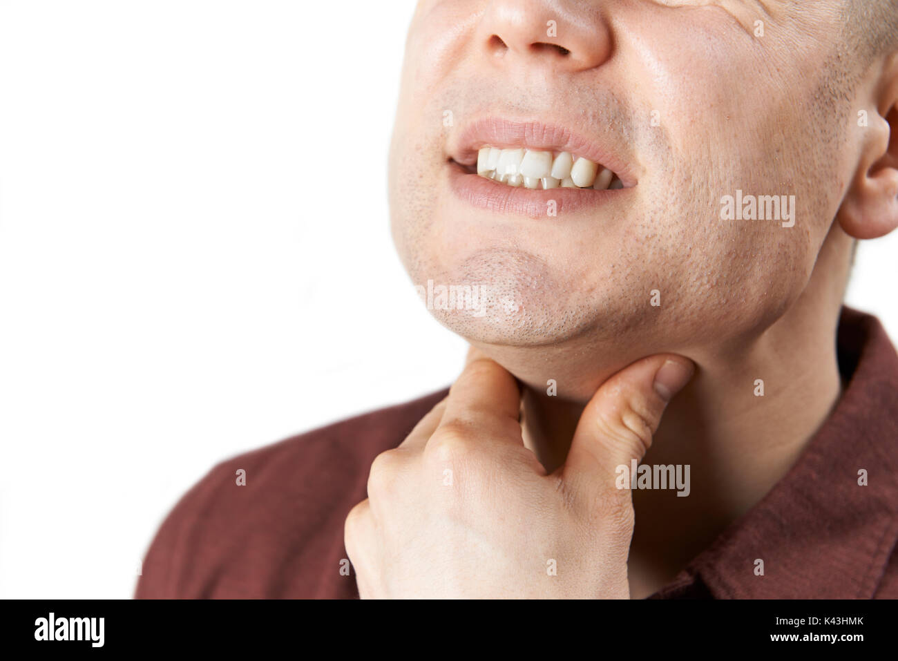 Cerca del hombre sufriendo con dolor de garganta Foto de stock