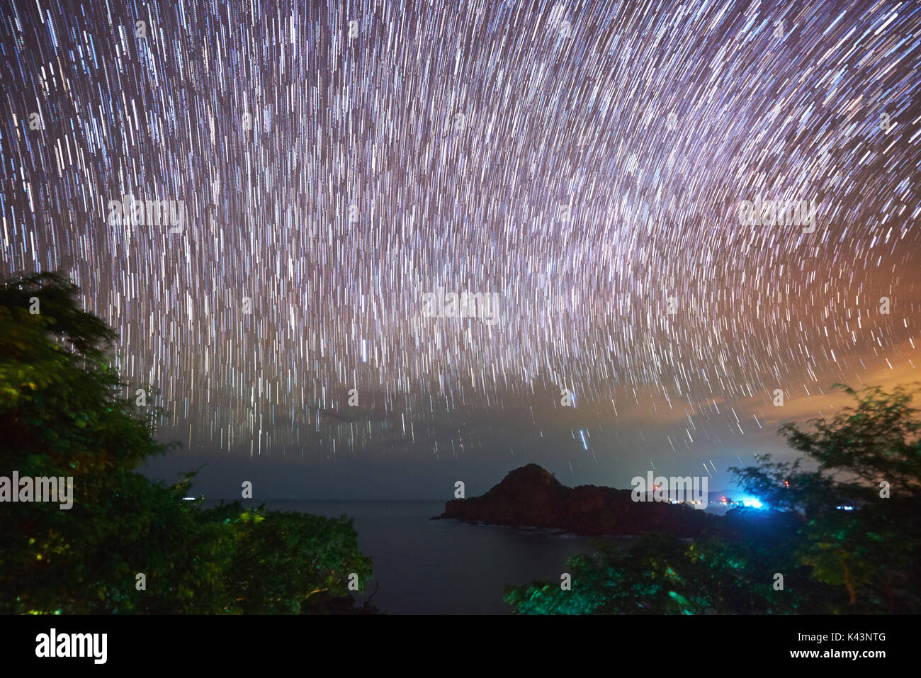 Estrellas moviéndose en el cielo nocturno. Mar bahía sobre cielo estrellado. Foto de stock