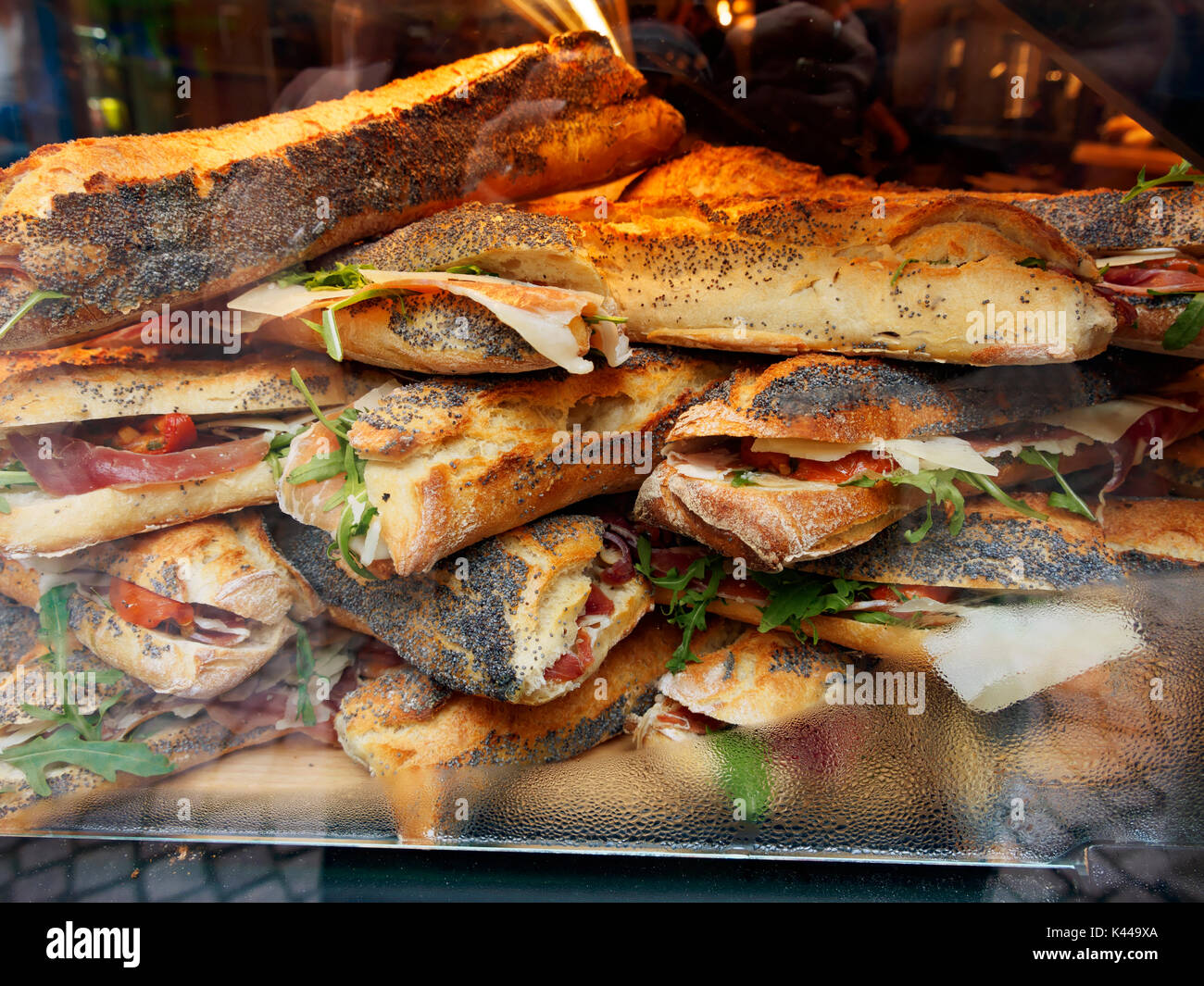 Jamón crujiente sandwiches en panes en un café de Estrasburgo Foto de stock