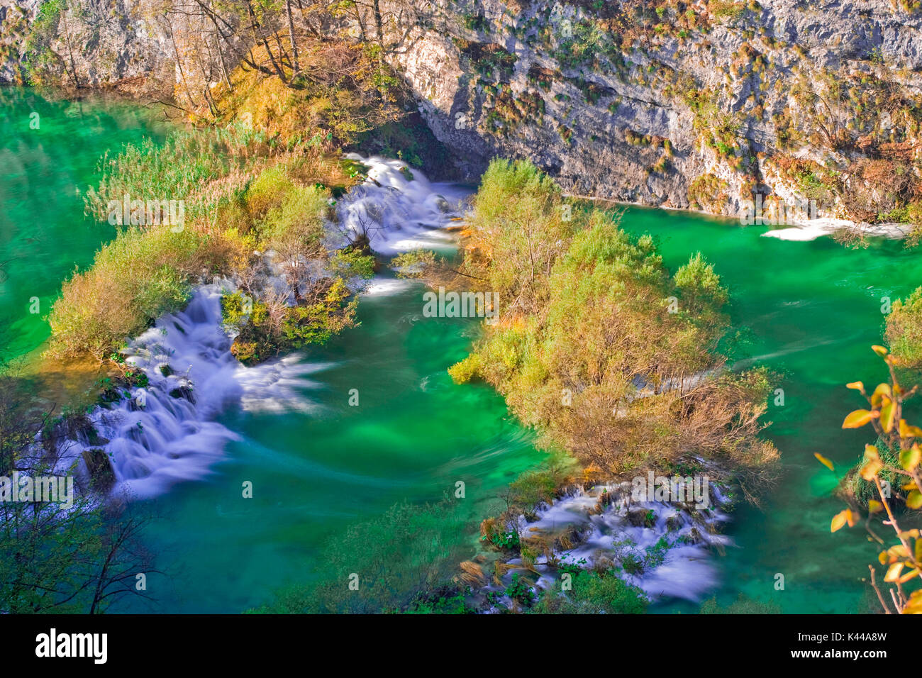 El Parque Nacional de Plitvice en Croacia se encuentra en una zona de densos bosques , rica en ríos, lagos y cascadas, y especialmente en otoño, creando un paraíso de extraordinaria belleza natural que forma parte de la lista de Patrimonio Mundial de la UNESCO. Foto de stock