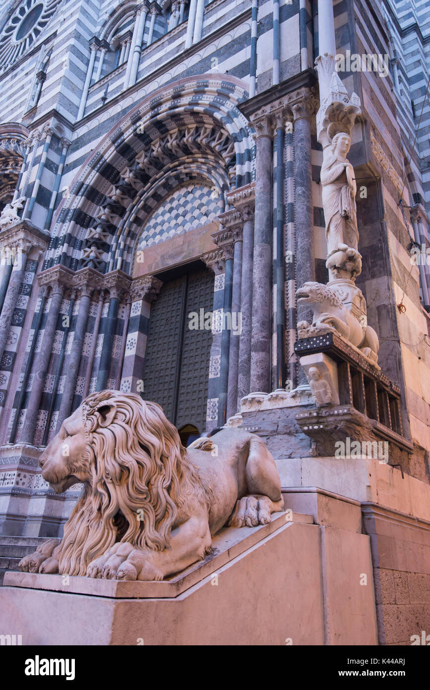 Chirch de San Lorenzo, Génova, Italia. Estos statua representan un león y un santo en la esquina del chirch. Los leones del chirch son del escultor Rubatto. Foto de stock