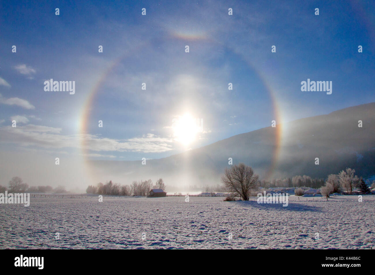 Sankt Michael, Austria. Halo de invierno en una fría mañana de invierno en Austria. Foto de stock