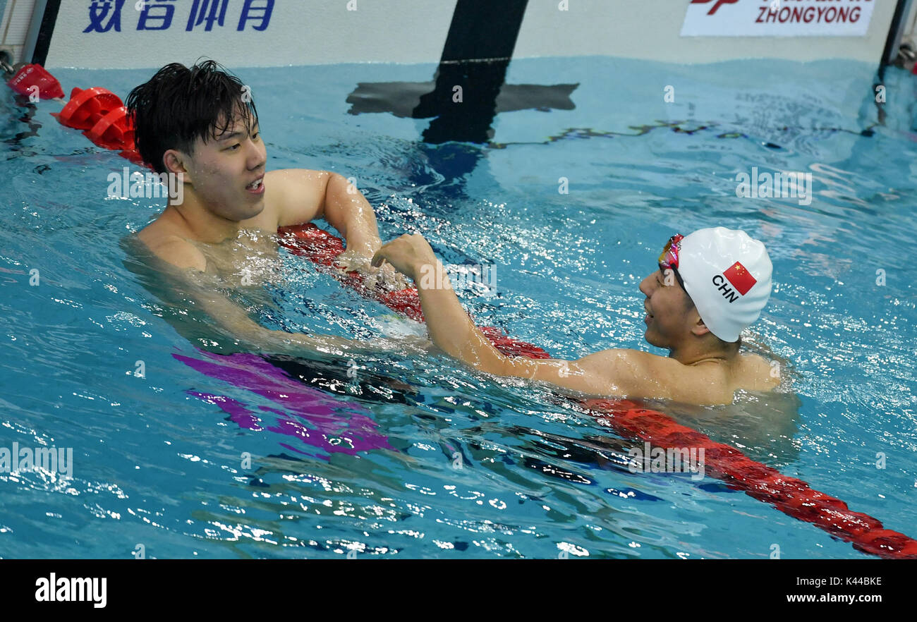 Tianjin. 4 Sep, 2017. Qin Haiyang (L) del Ejército de Liberación del Pueblo reacciona después de que los hombres de la 200m braza nadar final en 13 Juegos Nacionales de China en el norte de China del municipio de Tianjin, el 4 de septiembre de 2017. Qin Haiyang reclamó el título con 2 minutos y 7,35 segundos. Crédito: Bai Yu/Xinhua/Alamy Live News Foto de stock