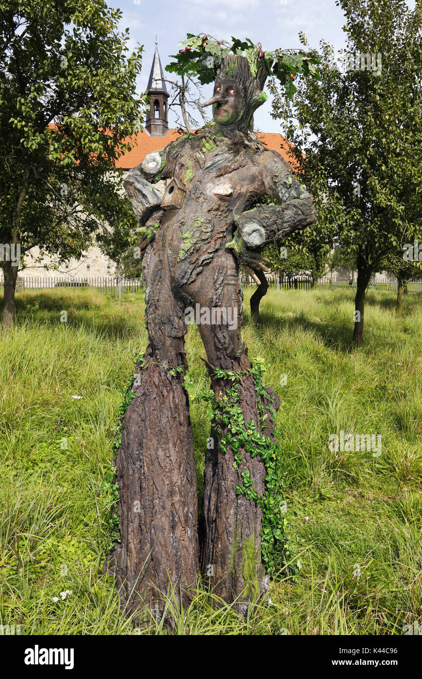 Wittenburg, Deutschland. 30 Aug, 2017. Arte Geek - Bodypainting cumple SciFi, fantasía y más: Cuento de Hadas photoshooting con modelo Maria y Enrico como árbol-seres en los jardines del monasterio de la iglesia del monasterio Wittenburg en Agosto 30, 2017 - Un proyecto de el fotógrafo y el bodypainter Tschiponnique Skupin y Enrico transformaker Lein | Verwendung weltweit Crédito: dpa/Alamy Live News Foto de stock