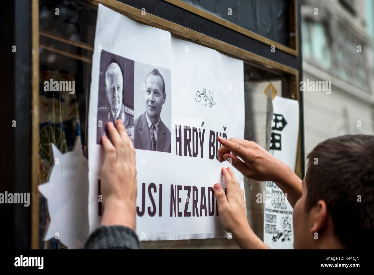 Pardubice, República Checa. 03Rd Sep, 2017. El director de cine Robert Sedlacek (no en la foto) continúe en la filmación de una nueva película sobre el activista estudiantil checo Jan Palach, que se inmoló en 1969 en reacción a la ocupación soviética de Checoslovaquia en 1968, en Pardubice, República Checa, 3 de septiembre de 2017. Crédito: David Tanecek/CTK Foto/Alamy Live News Foto de stock