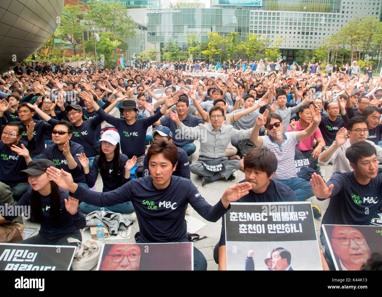 MBC Huelga, Sep 4, 2017 : Los trabajadores del sindicato de trabajadores de la MBC, a Corea del Sur, una red de televisión, asistir a una huelga concentración delante de su empresa en Seúl, Corea del Sur. Unos 2.000 trabajadores de la MBC y 1.800 en KBS comenzó una huelga general simultáneamente el lunes como protesta contra las prácticas laborales injustas y la gestión injerencia en la cobertura de noticias. Los trabajadores en huelga de las dos redes de televisión de Corea del Sur, la mayoría de ellos son periodistas, exigiendo la restauración de la independencia y una información justa y la supresión de las entidades de gestión, quienes fueron designados bajo el gobierno del depuesto presidente Park G Foto de stock