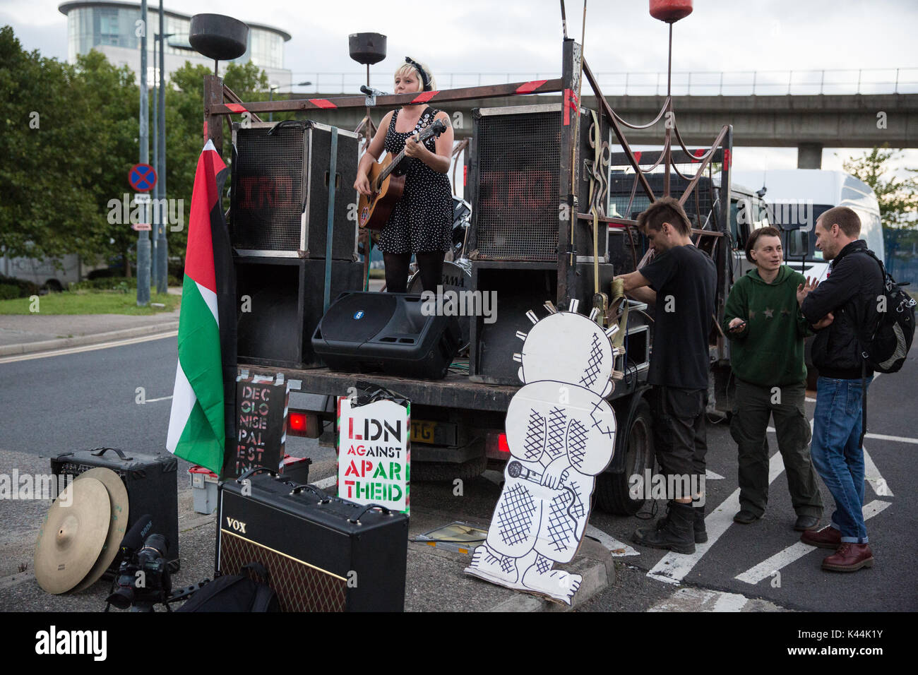 Londres, Reino Unido. 4 Sep, 2017. Cantante Thomas EPT realiza a los activistas contra el comercio de armas y el suministro de armas a Israel fuera del centro de ExCel durante una protesta en anticipación de la feria de armas DSEI. Crédito: Mark Kerrison/Alamy Live News Foto de stock