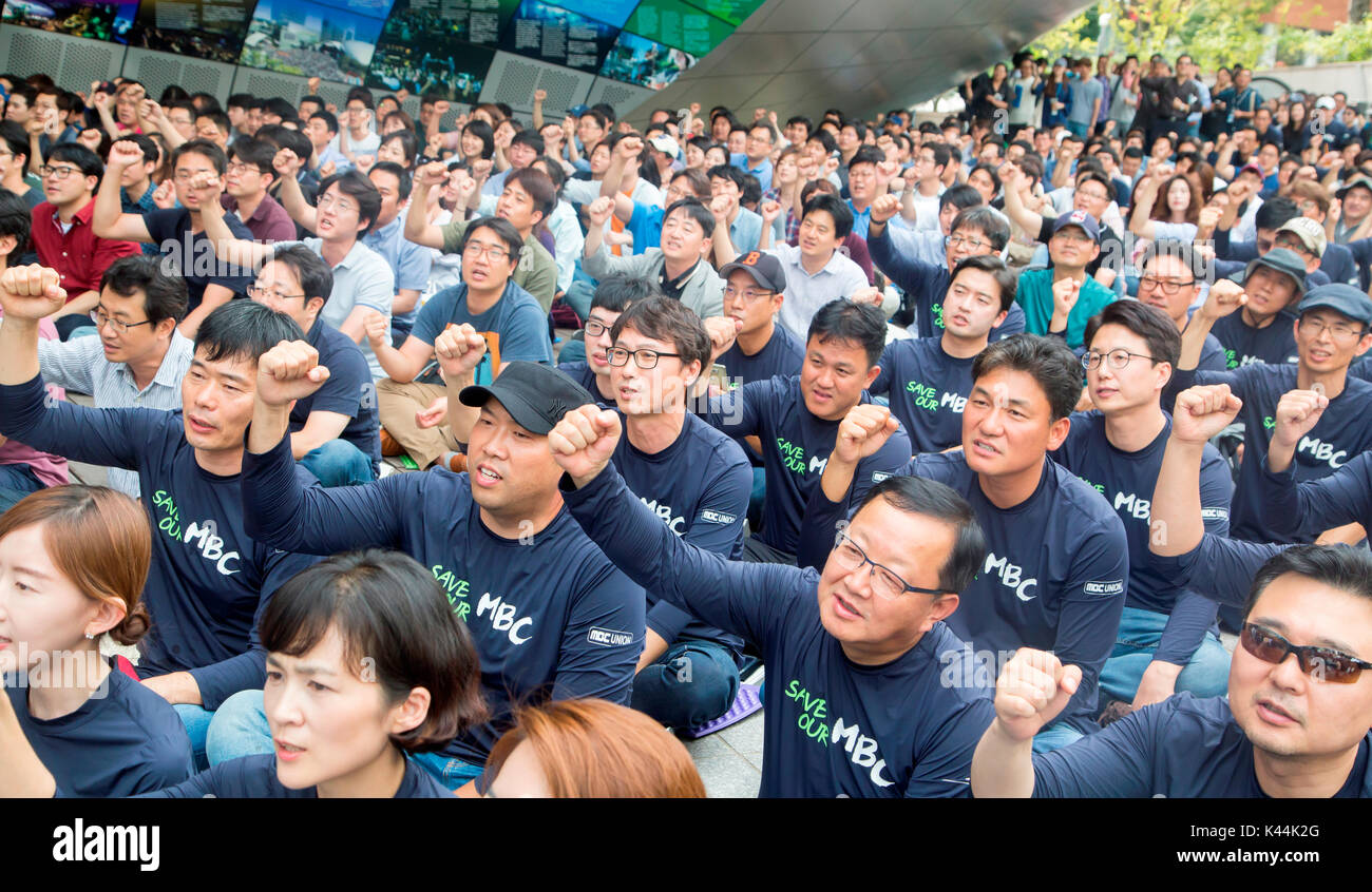 MBC Huelga, Sep 4, 2017 : Los trabajadores del sindicato de trabajadores de la MBC, a Corea del Sur, una red de televisión, asistir a una huelga concentración delante de su empresa en Seúl, Corea del Sur. Unos 2.000 trabajadores de la MBC y 1.800 en KBS comenzó una huelga general simultáneamente el lunes como protesta contra las prácticas laborales injustas y la gestión injerencia en la cobertura de noticias. Los trabajadores en huelga de las dos redes de televisión de Corea del Sur, la mayoría de ellos son periodistas, exigiendo la restauración de la independencia y una información justa y la supresión de las entidades de gestión, quienes fueron designados bajo el gobierno del depuesto presidente Park G Foto de stock