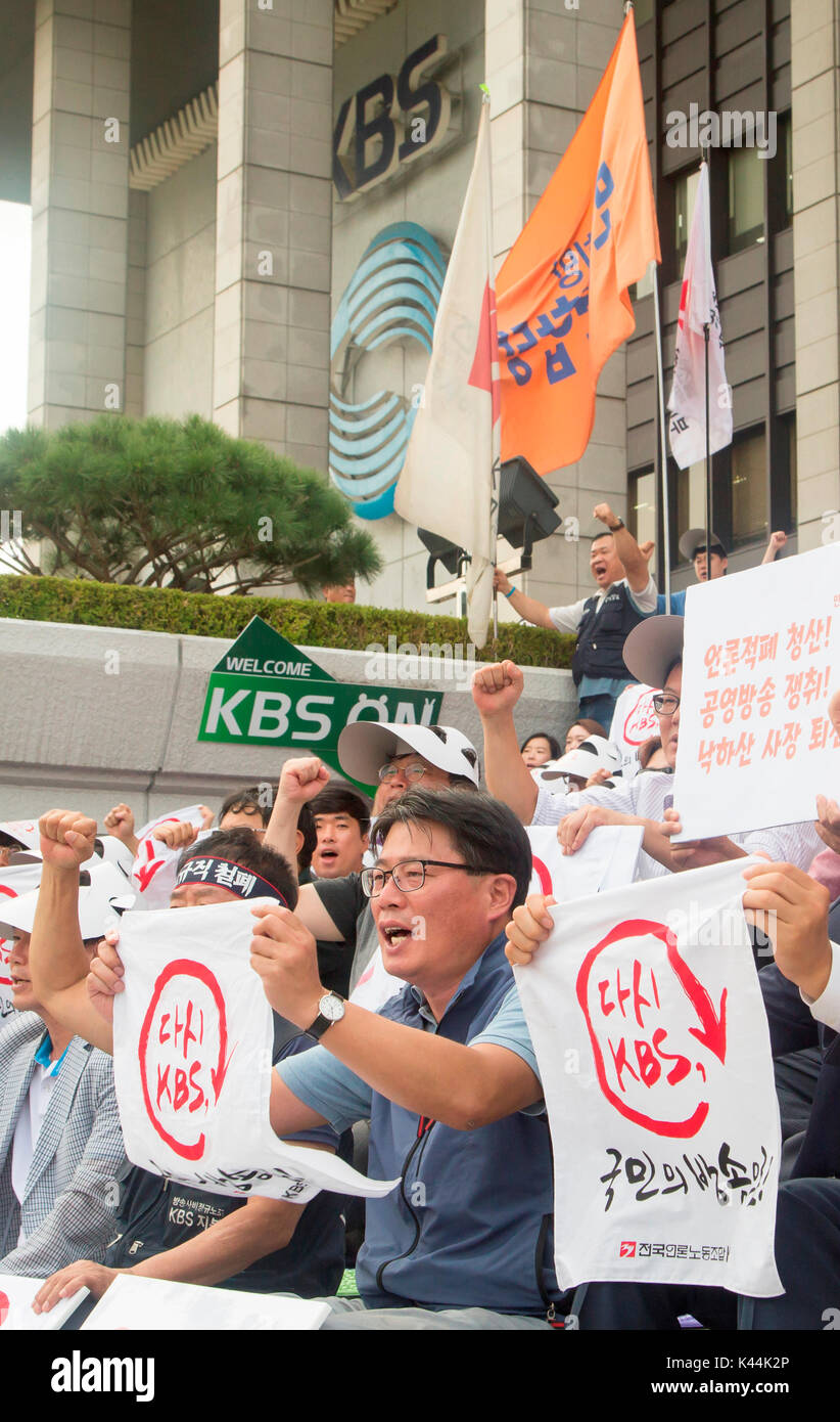 KBS Huelga, Sep 4, 2017 : Los trabajadores del sindicato de trabajadores de KBS, a Corea del Sur, una red de televisión, asistir a una huelga concentración delante de su empresa en Seúl, Corea del Sur. Unos 2.000 trabajadores de la MBC y 1.800 en KBS comenzó una huelga general simultáneamente el lunes como protesta contra las prácticas laborales injustas y la gestión injerencia en la cobertura de noticias. Los trabajadores en huelga de las dos redes de televisión de Corea del Sur, la mayoría de ellos son periodistas, exigiendo la restauración de la independencia y una información justa y la supresión de las entidades de gestión, quienes fueron designados bajo el gobierno del depuesto presidente Park G Foto de stock