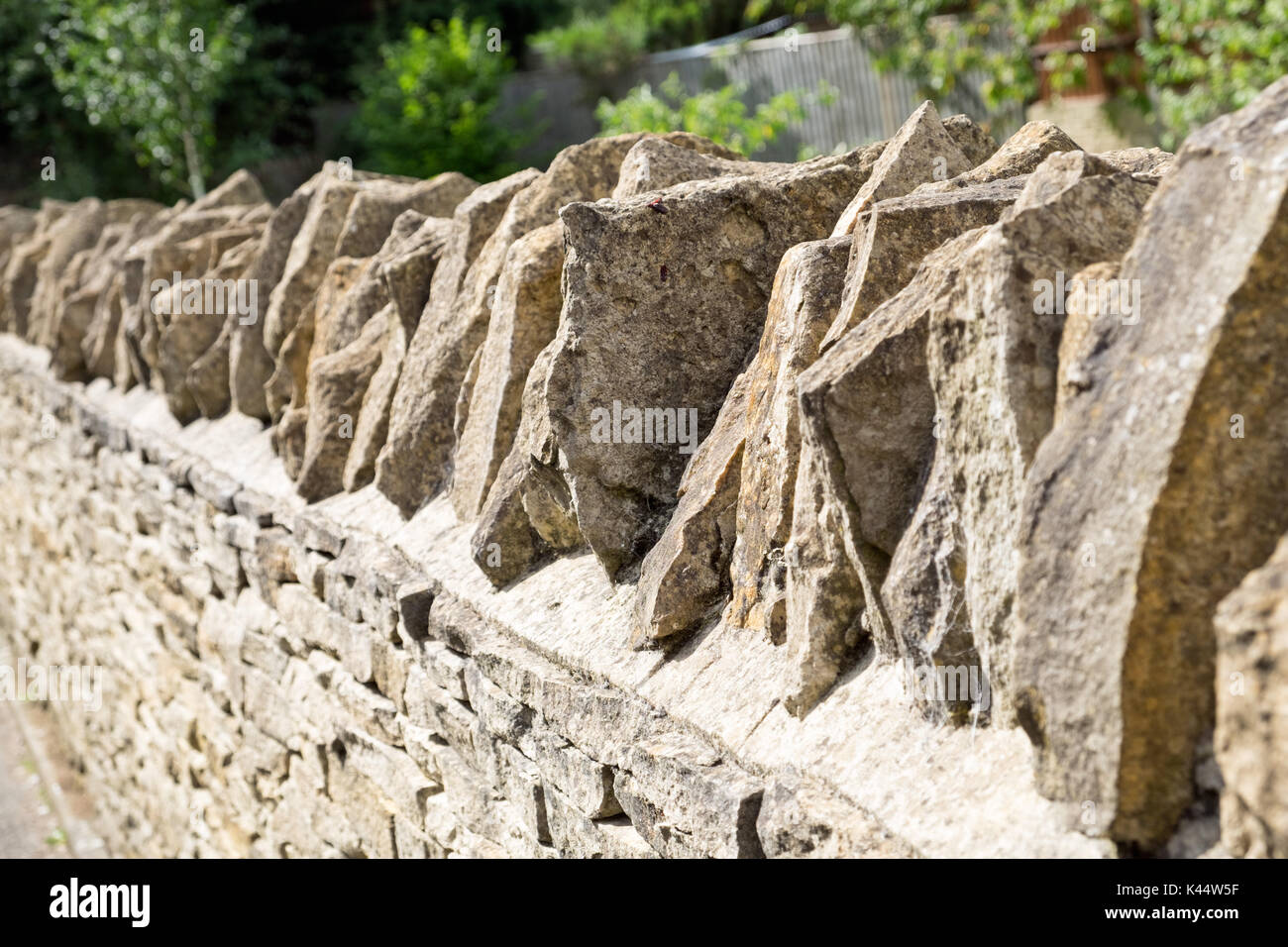Un muro de piedra seca de Cotswold moderna Foto de stock
