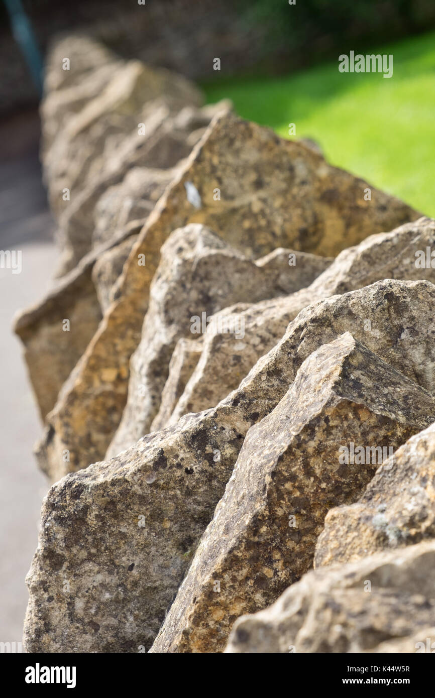 Un muro de piedra seca de Cotswold moderna Foto de stock