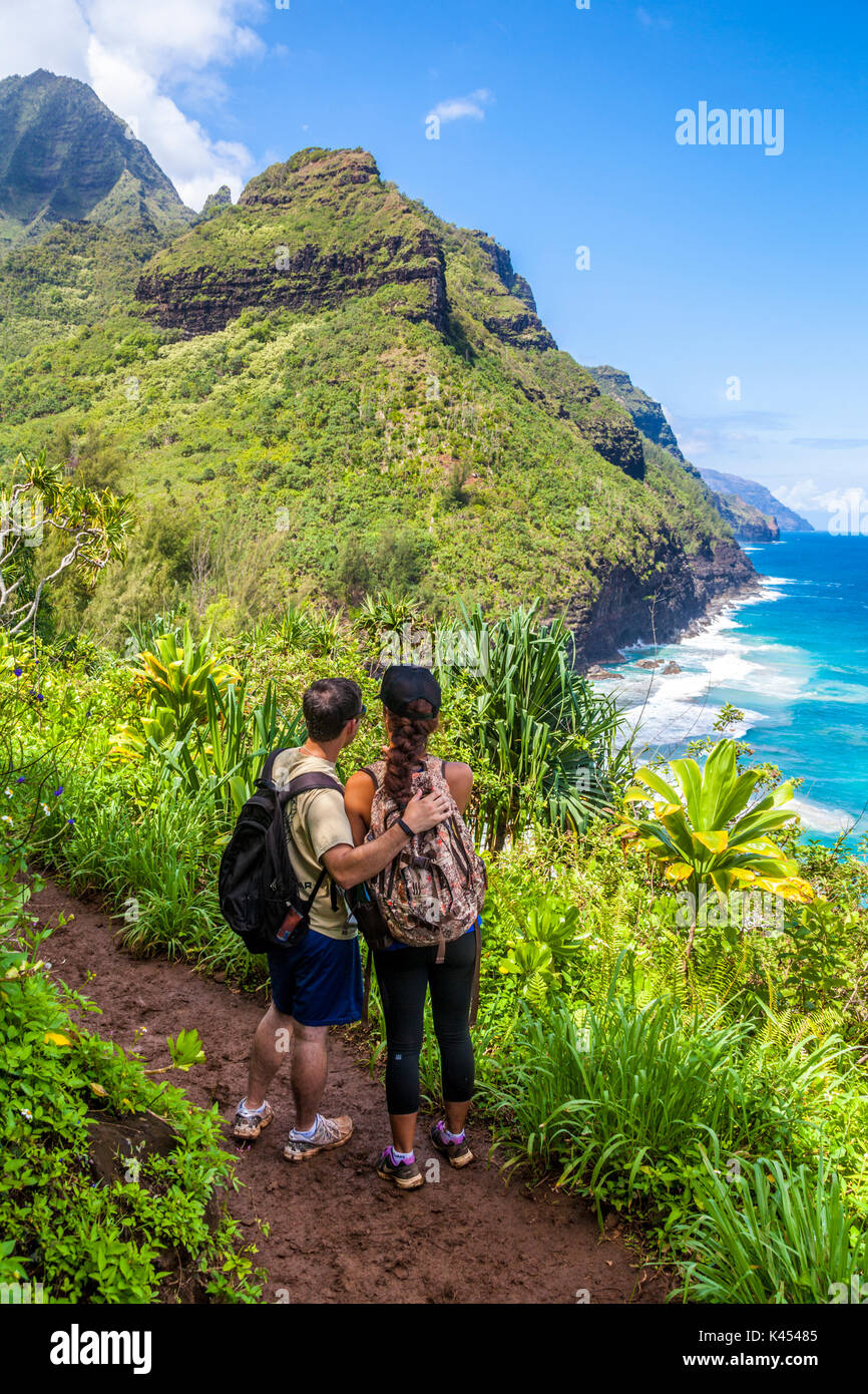 Los caminantes en el sendero kalalau en Kauai cerca hanakapiai beach ver la costa Na Pali. Foto de stock
