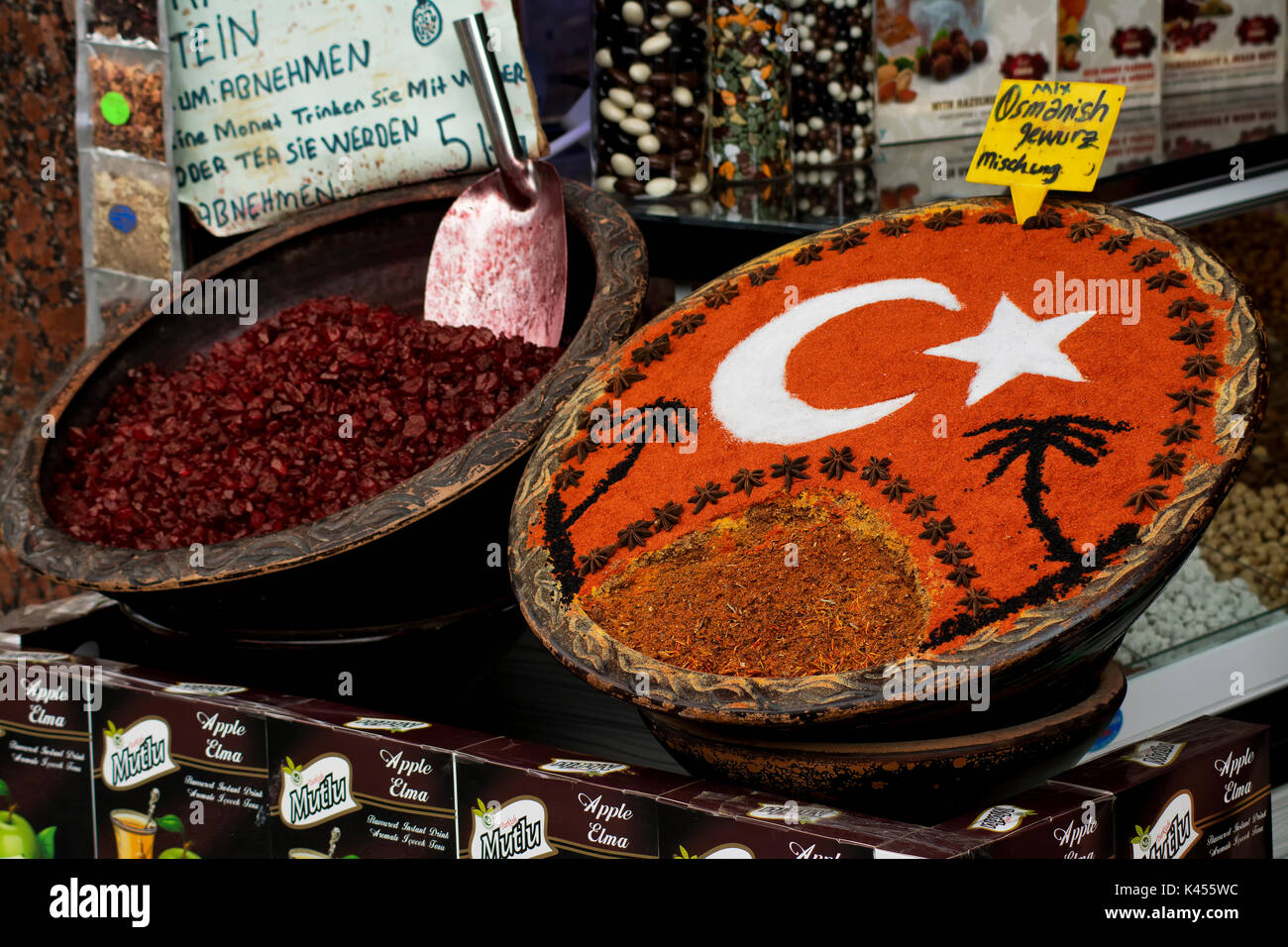 Especias hacen turco de colores brillantes para un fragante y colorido mercado pantalla calada Foto de stock