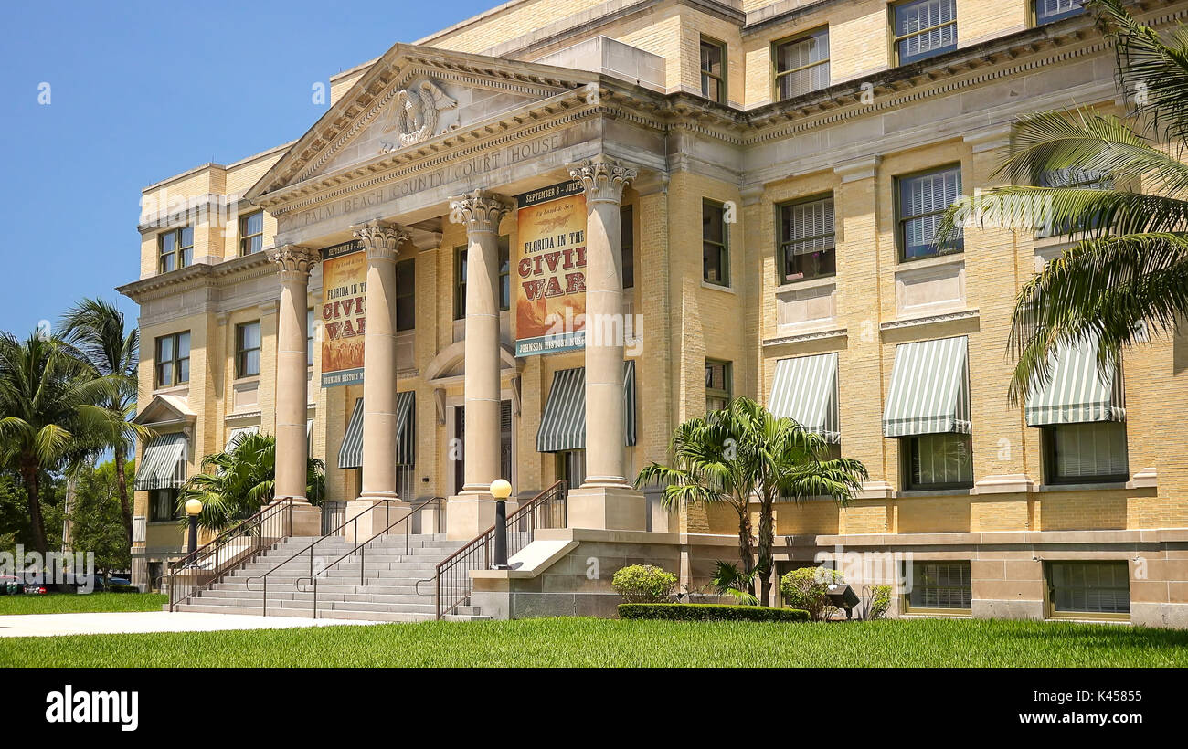 El histórico Palacio de Justicia del Condado de Palm Beach, en el centro de West Palm Beach, Florida, fue inaugurado en el año 1916 Foto de stock