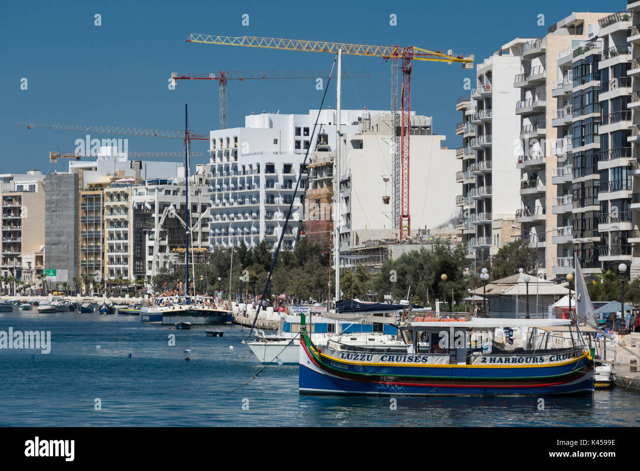 Paseo marítimo de Sliema, Malta con varias grúas de construcción Foto de stock