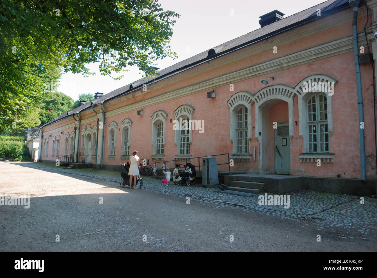 Edificios históricos en la isla de Suomenlinna en Helsinki, Finlandia Foto de stock