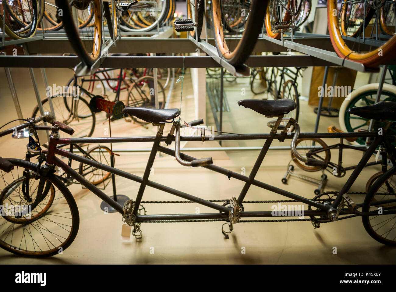 Bicicleta para tres fotografías e imágenes de alta resolución - Alamy