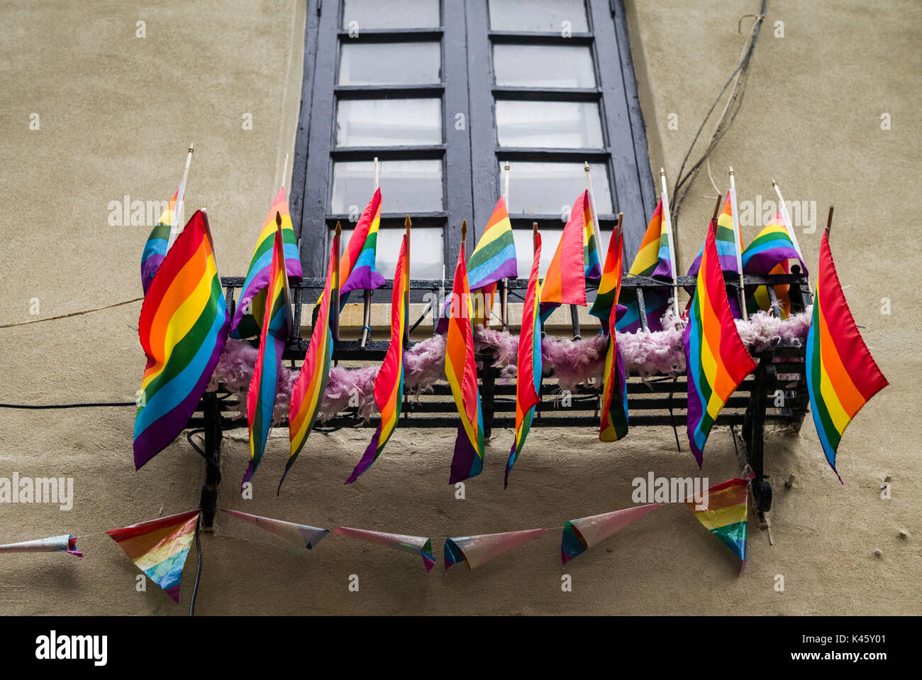 Los Estados Unidos, Nueva York, ciudad de Nueva York, Manhattan, Greenwich village, banderas del arco iris fuera del Stonewall Inn, lugar de nacimiento de nosotros Gay Liberation Foto de stock
