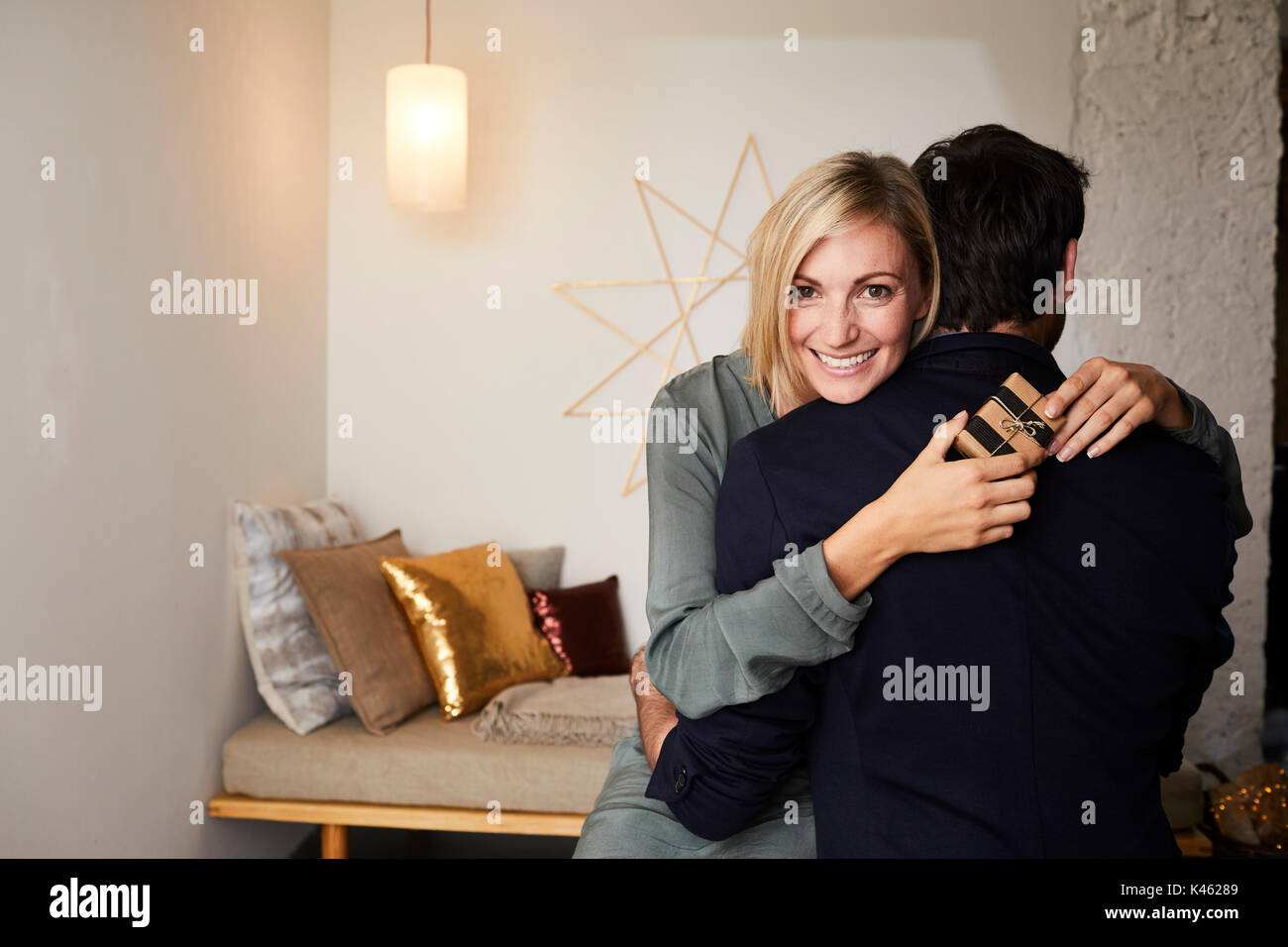 Pareja joven en el amor en el hogar, la mitad vertical Foto de stock