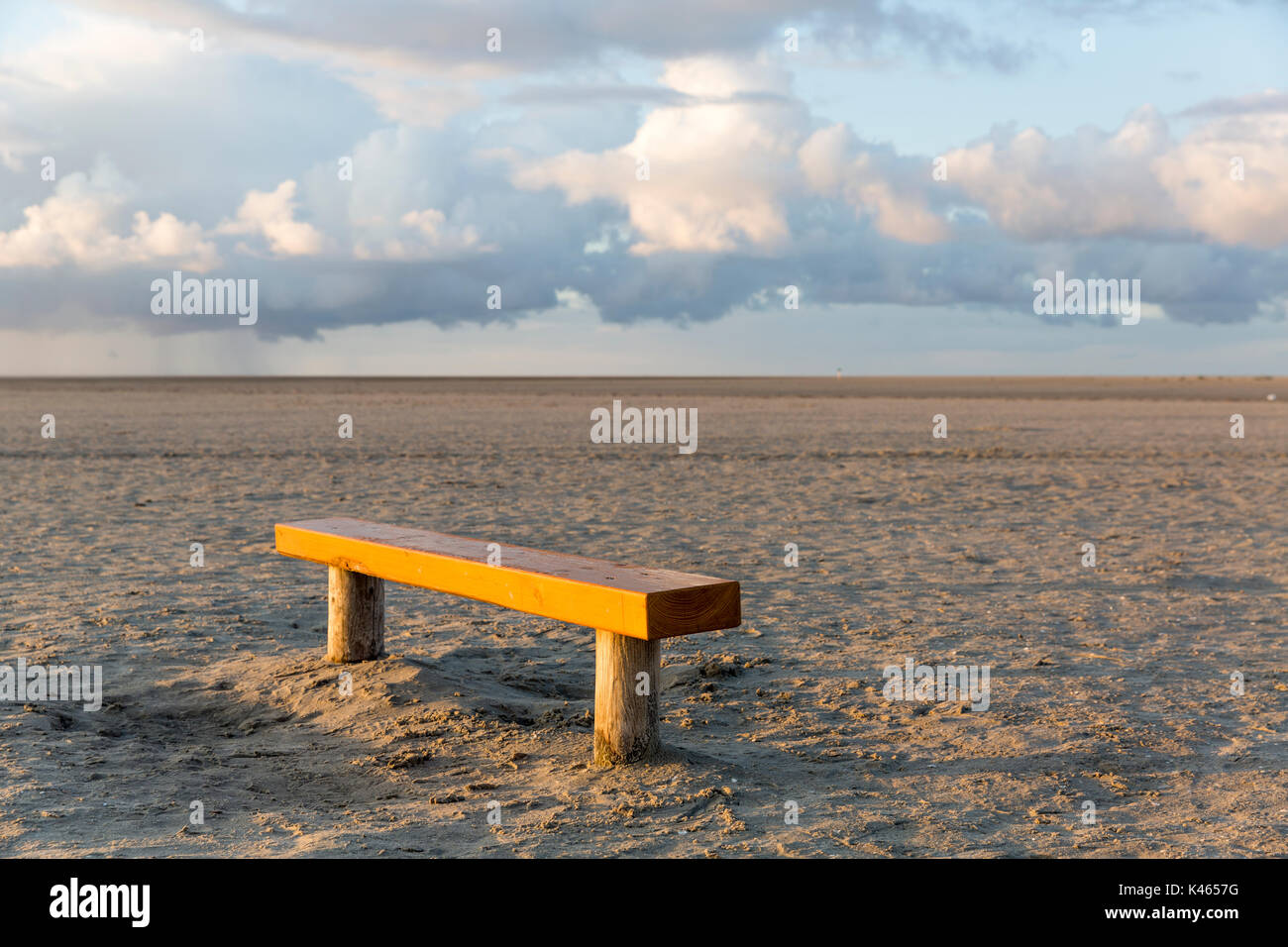 Banco solitario en la playa Foto de stock