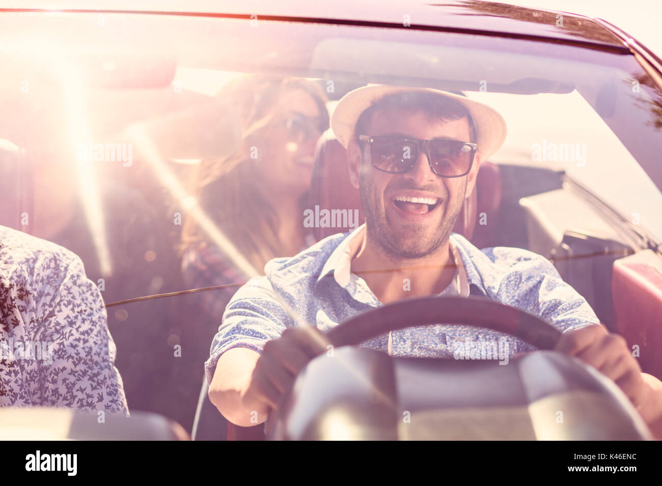 Hermosa fiesta amigo chicas bailando en un coche en la playa feliz Foto de stock