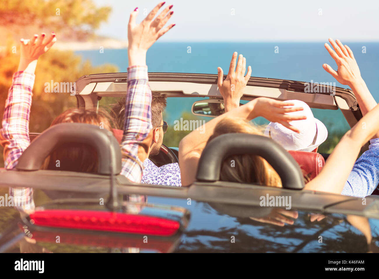 Hermosa fiesta amigo chicas bailando en un coche en la playa feliz Foto de stock