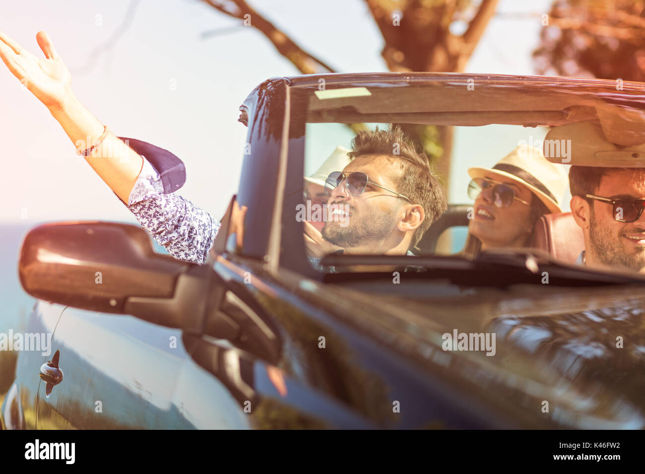 Hermosa fiesta amigo chicas bailando en un coche en la playa feliz Foto de stock