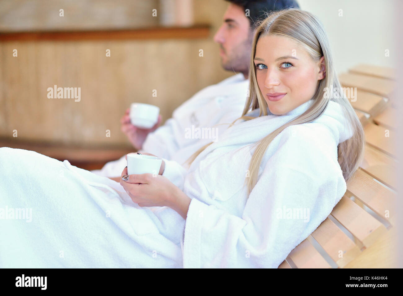 Hermoso par relajante junto al centro de spa después de un tratamiento de belleza Foto de stock