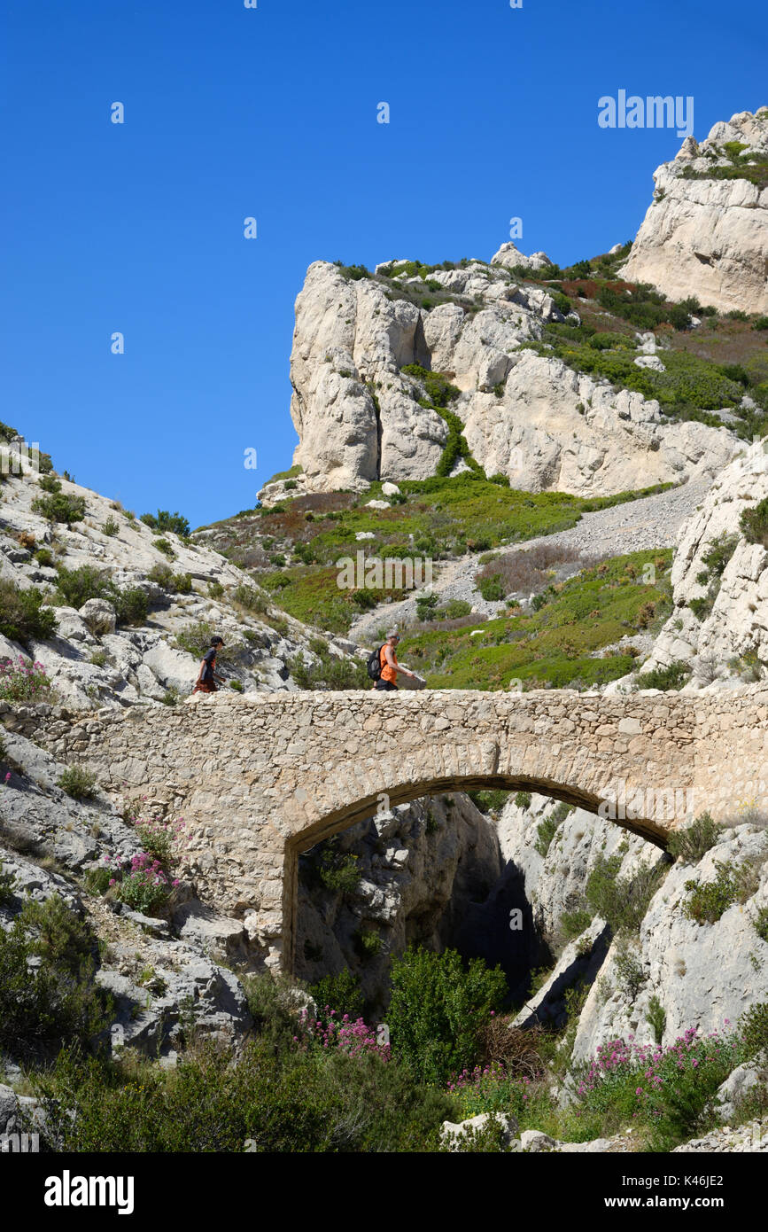 Puente de piedra en el sendero costero de larga distancia en Niolon en la Costa Azul, o Costa Azul, al oeste de Marsella Provenza Francia Foto de stock